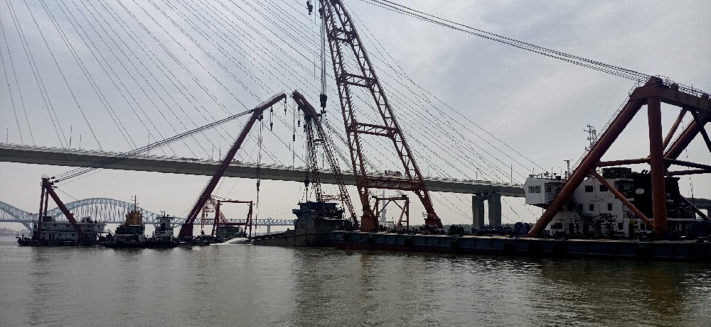 “江东货558“起浮出水.jpg