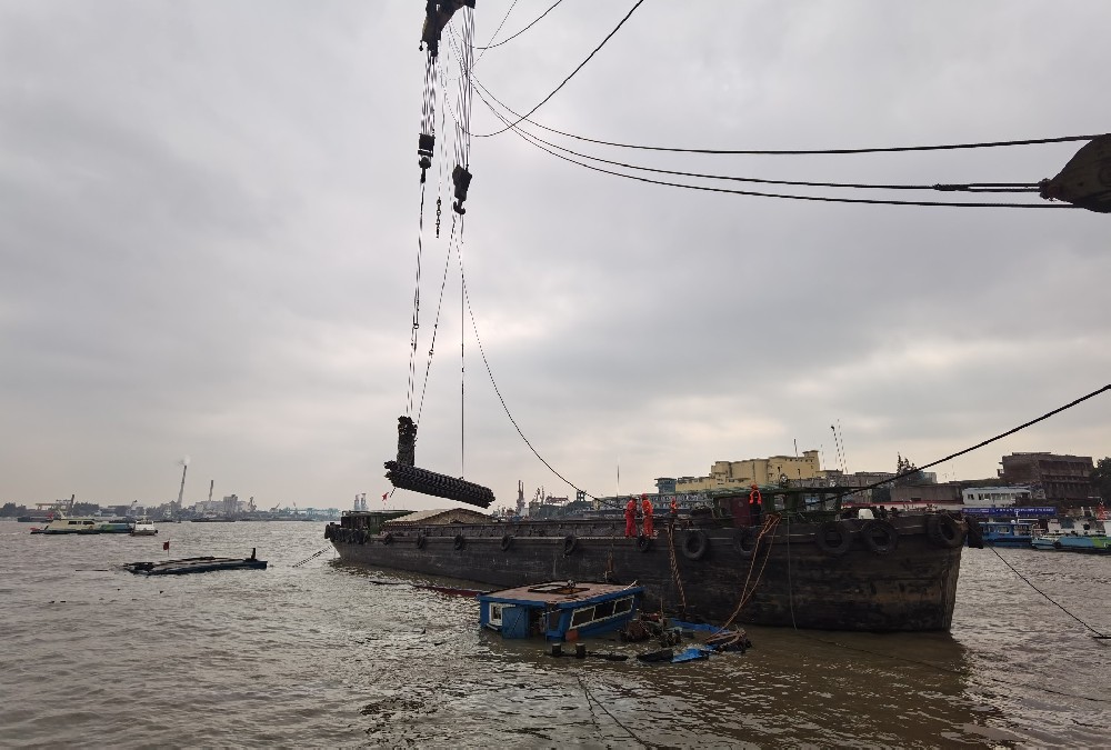 黄浦江成功打捞装载钢材沉船.jpg