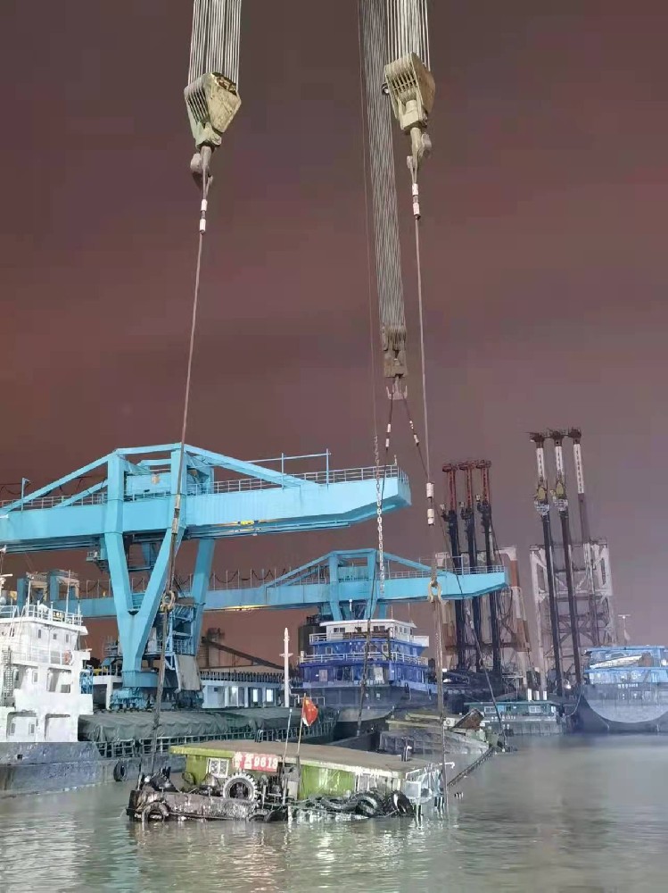 黄浦江水域“徐货9613”沉船成功打捞.jpg